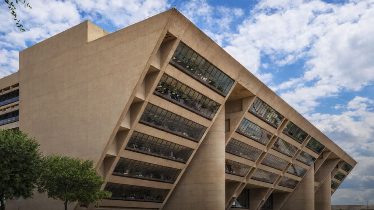 ¿Adiós al City Hall? El icónico edificio de Robocop en Dallas sigue sin un futuro