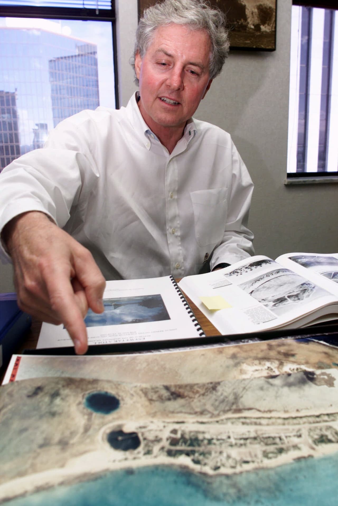 En esta fotografía de 2000, Davor Pevec, abogado de los residentes de las Islas Marshall, muestra uno de los cráteres dejados por las pruebas nucleares. Los habitantes de la zona fueron compensados con más de 300 millones de dólares y fueron reubicados.