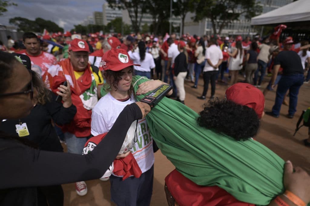 Luiz Inácio Lula da Silva, de 77 años, será proclamado por tercera vez presidente tras haber gobernado entre 2003 y 2010, junto a su vice, Geraldo Alckmin, en una ceremonia en el Congreso prevista a las 3:00 pm hora local.