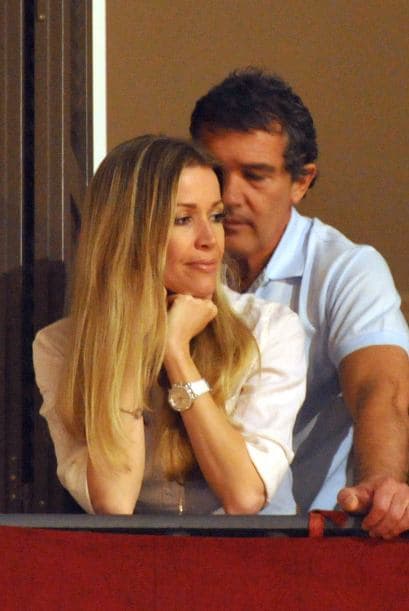 Y a ella parecen no molestarle las muestras de amor de su galán.