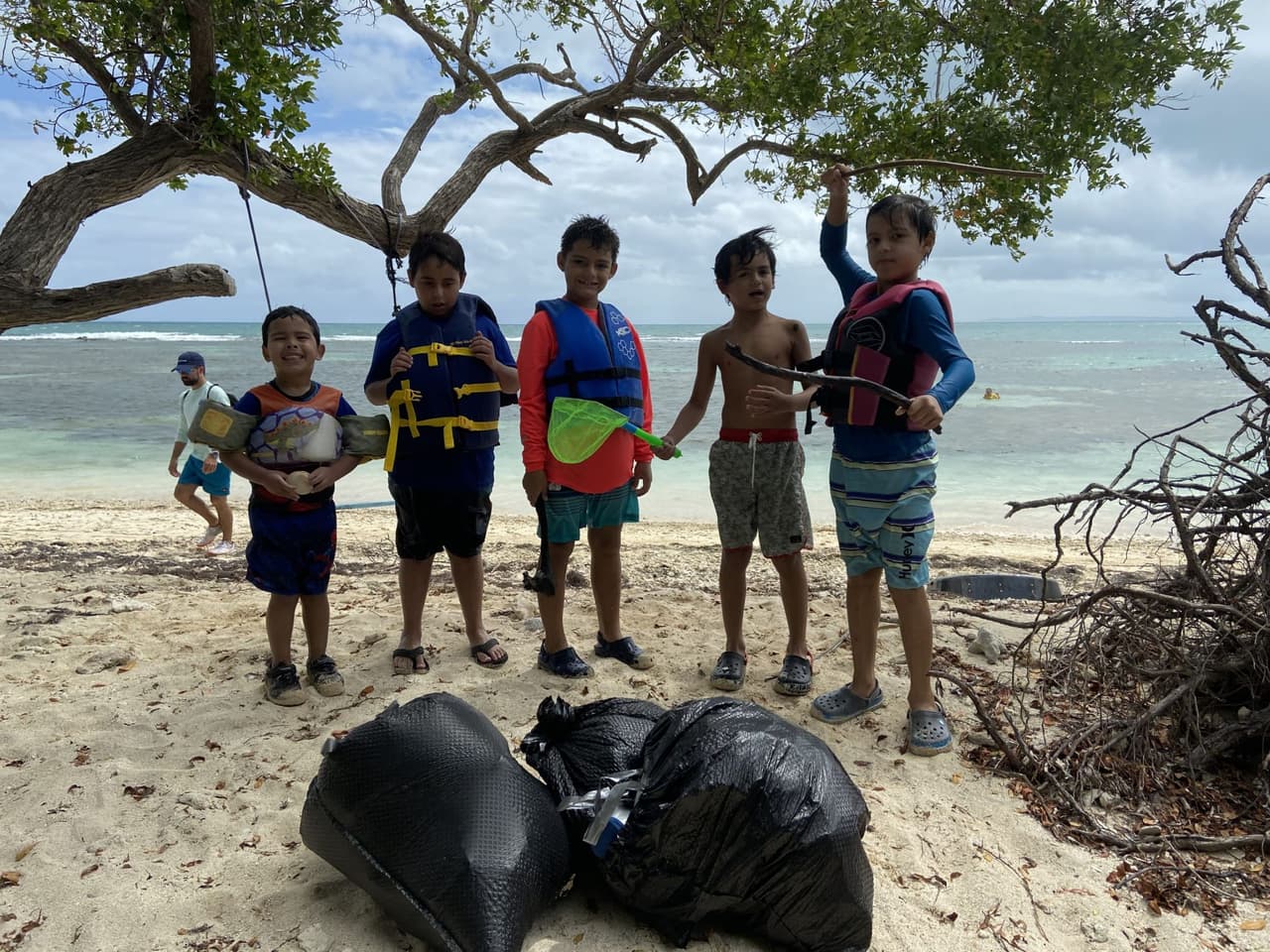 Estudiantes de tercer y cuarto grado limpian playas de Fajardo