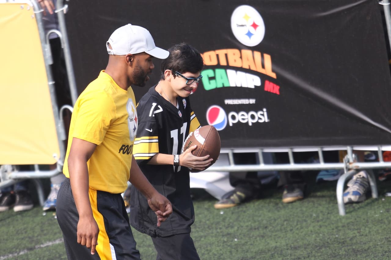 Jóvenes y niños acudieron a las clínicas impartidas por leyendas de los Steelers en México. Checa las mejores tomas.
