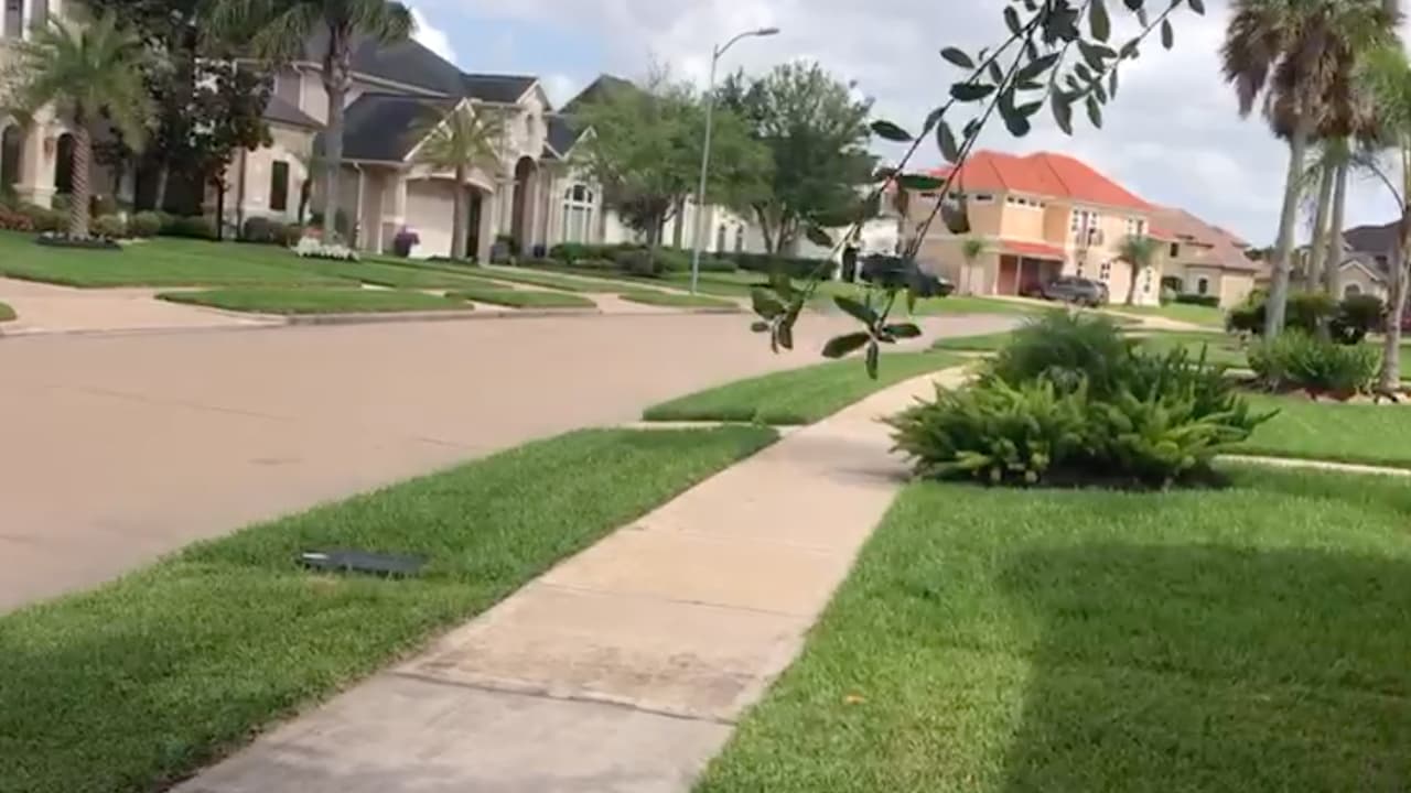 La dueña de la casa no les abrió la puerta y amenazo con llamar a las autoridades, los hombre huyeron en una camioneta negra que era conducida por otra persona. Las autoridades solicitan ayuda de la comunidad para identificarlos.