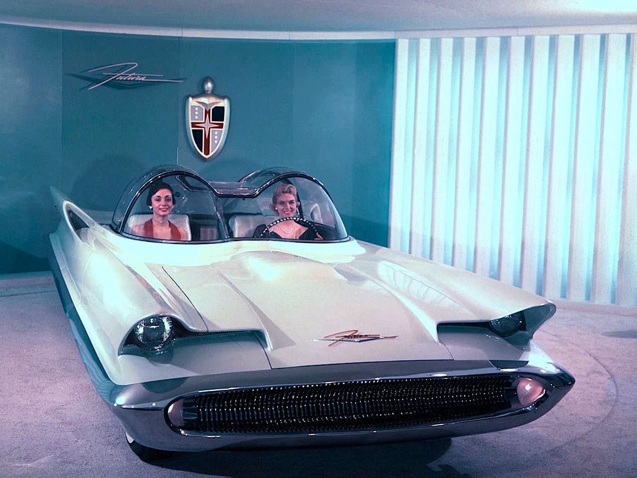 <b>9. El Batimóvil - Batman</b>: 
<br>
<br>Merece mención aparte el hecho de que el Batimóvil comenzó sus días como el prototipo Lincoln Futura que causó sensación en el Auto Show de Nueva York. de 1955. El auto fue pintado de rojo y utilizado en la película It Started with a Kiss con Debbie Reynolds, perdiendo así su extraordinario color blanco perlado logrado con un proceso que utilizaba perlas molidas, el cual aparentemente no fotografiaba muy bien en blanco y negro. Ford vendió el Futura a George Barris, el legendario modificador de autos para series y películas, por la cantidad de "un dólar y otras valiosas contraprestaciones" quien lo convirtió en el Batimóvil utilizado en la serie de televisión. Barris, quien falleció en 2015, mantuvo la propiedad sobre el vehículo hasta 2014 cuando lo vendió en subasta por 4.62 millones de dólares.