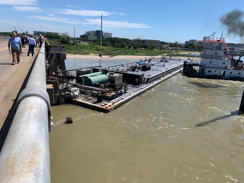 El Departamento de Transporte de Texas (TxDOT)
<b>está evaluando el impacto estructural en el puente de Pelican Island.</b>