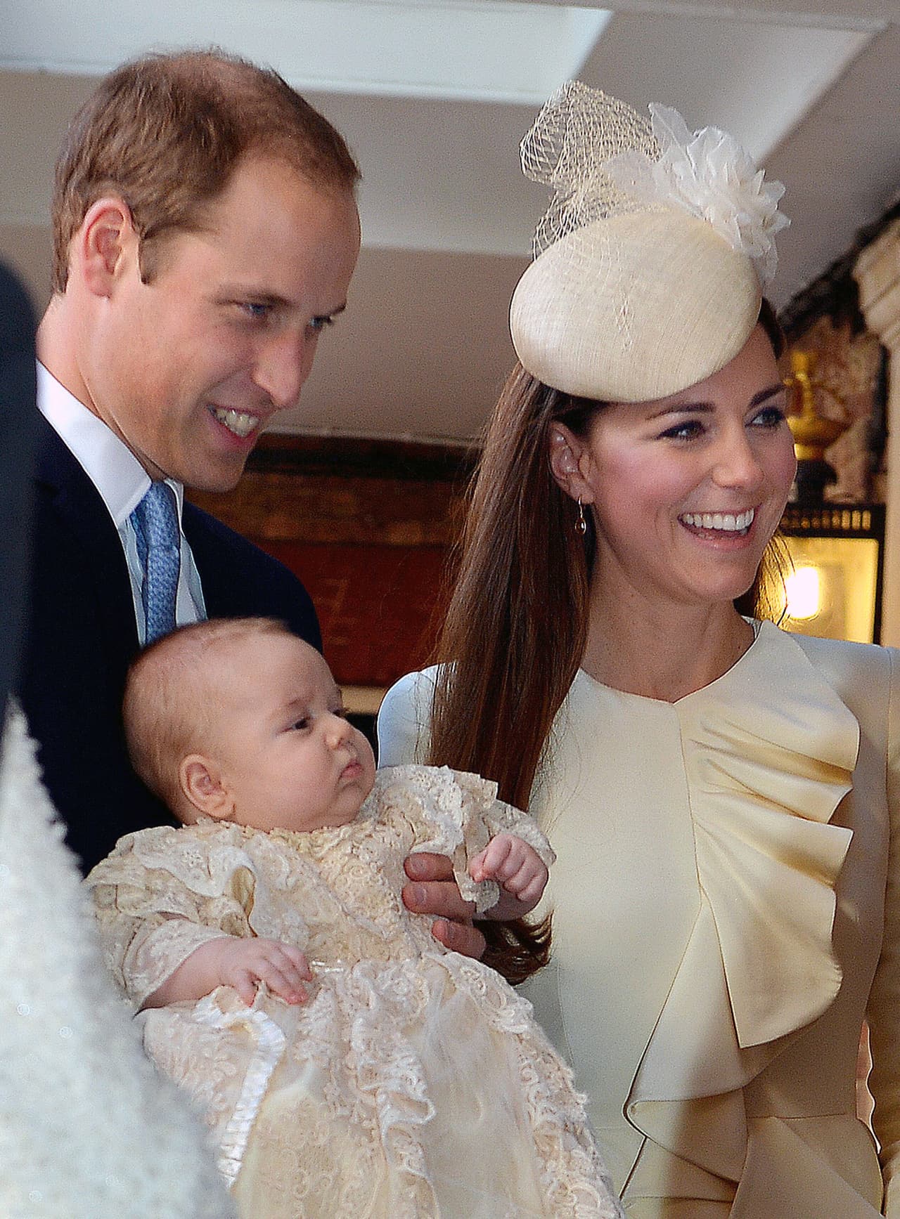 Mucho tiempo antes, también hubo fotos de 
<b><a href="https://www.univision.com/famosos/principe-william-y-kate-bautizaron-a-su-bebe-fotos">su histórico bautismo</a></b>, en brazos de su papá, el príncipe William.