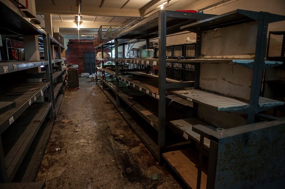Para ingresar a este local, los asaltantes abrieron un hueco en la reja de seguridad del negocio. Los vecinos de la zona cuentan que la turba estaba liderada por personas que violaban las puertas de los comercios y, de inmediato, daban paso a la masa para que iniciaran el robo masivo.