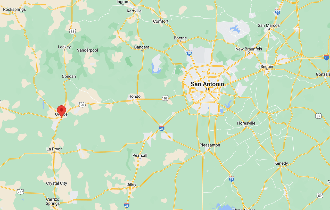 El condado de Uvalde en Texas tiene, según el Censo de 2021, 24,729 residentes. Sin embargo, datos de la municipalidad estiman que la población supera los 26,000 habitantes.
