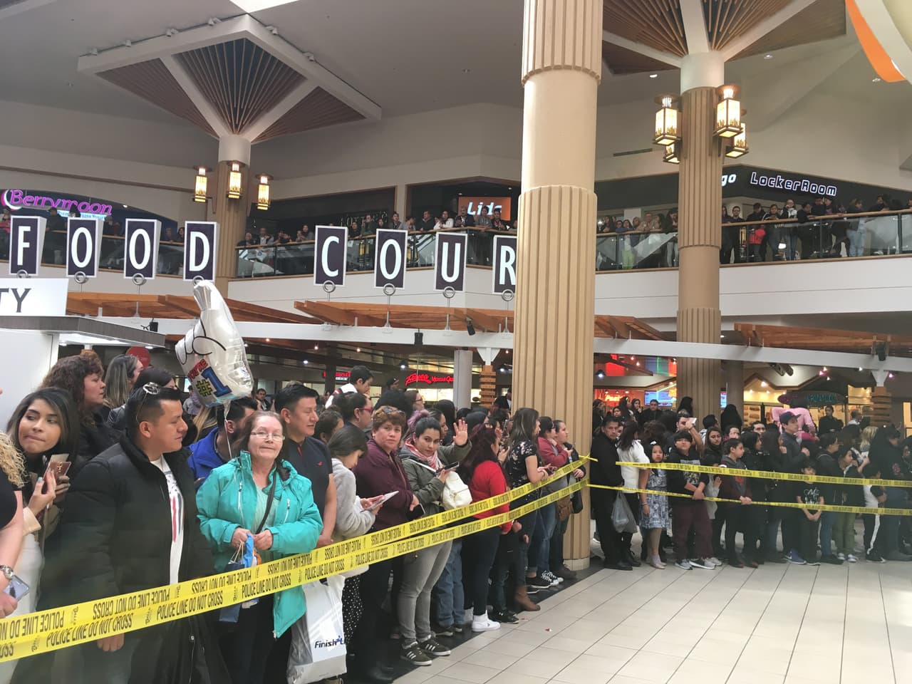Las fanáticas de CNCO recibieron al grupo con los brazos abiertos. El centro comercial donde se realizó el meet and greet estaba llenos de fans que les esperaban desde las 5 de la mañana para tomarse una foto con ellos y conocerlos en persona.