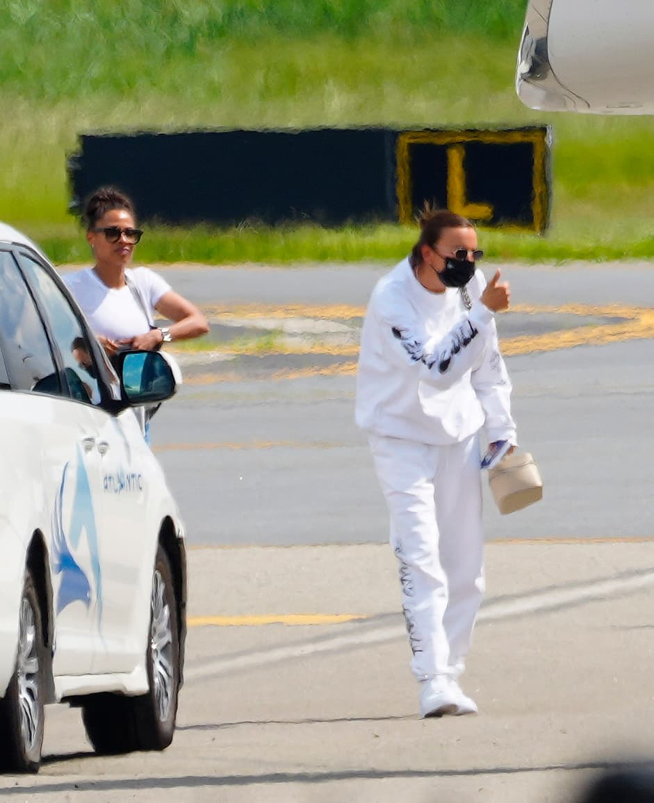 De acuerdo con The Sun, 
<b><a href="https://www.the-sun.com/entertainment/3050352/kanye-west-irina-shayk-private-jet-getaway-rappers-divorce/" target="_blank">llegaron el miércoles 9 de junio en un jet privado</a></b>. Ella vestía un conjunto completamente blanco mientras se dirigía hacia el vehículo que pasó a recogerlos.
<br>