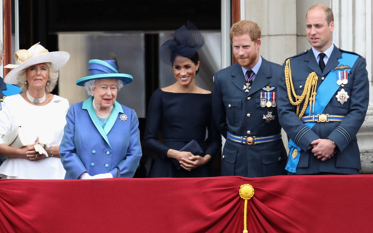 <b>10 de julio de 2018</b>
<br>
<br>La duquesa de Sussex 
<b><a href="https://www.univision.com/entretenimiento/realeza/meghan-markle-aparece-con-una-version-negra-de-su-vestido-de-novia-casi-fotos" target="_blank">acudió al centenario</a></b> de las Fuerzas Armadas Reales del brazo del príncipe Harry y se robó la atención con un atuendo que, por su corte, rememor´o el día de su boda.