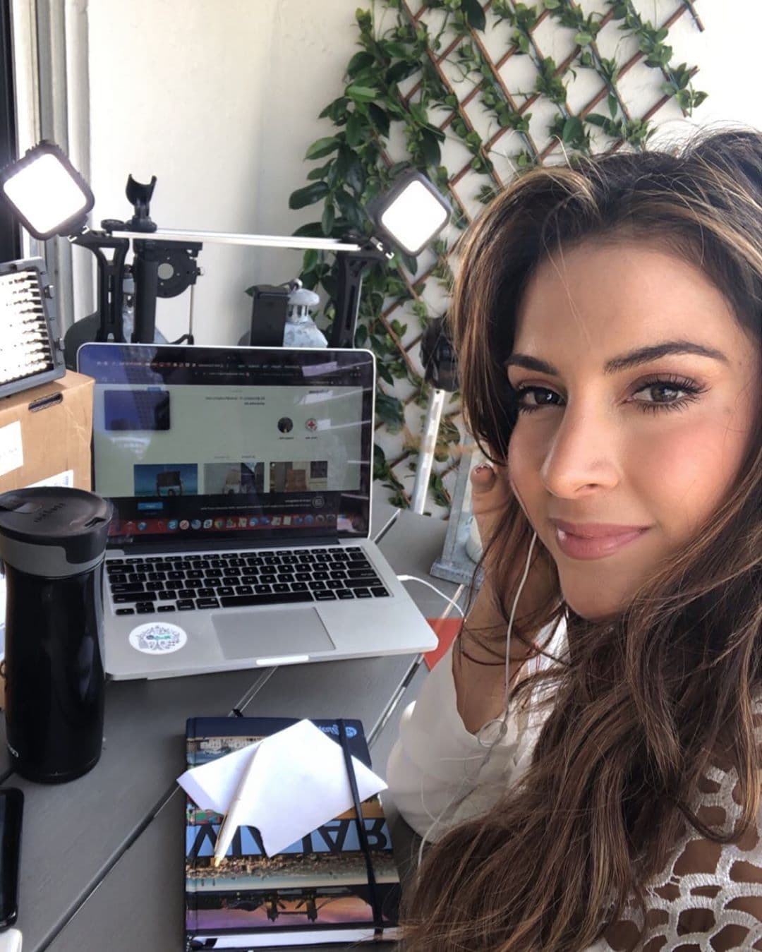 Desde casita, Maity Interiano colaboró con nosotros y participó con su siempre atinada visión en Sin Rollo.