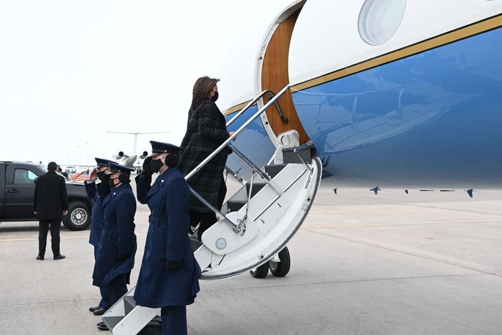Critican a Kamala Harris porque no hace el saludo militar (aunque no esté obligada a hacerlo)