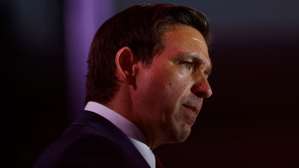 DeSantis recomienda no ponerse la nueva vacuna del covid-19 contradiciendo a los CDC