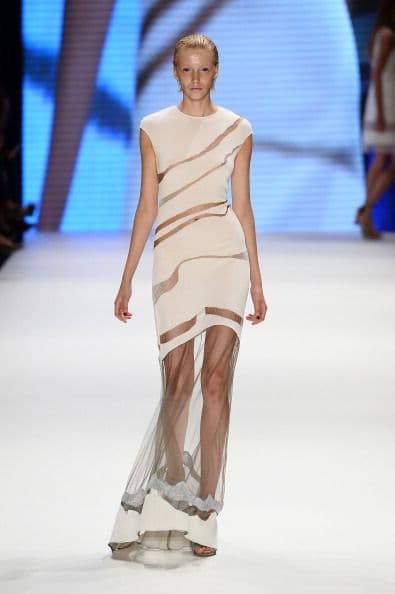 Si deseas disimular un busto grande, u hombros muy ensanchados, puedes hacer uso de las rayas verticales o diagonales para lucir un torso más estilizado.