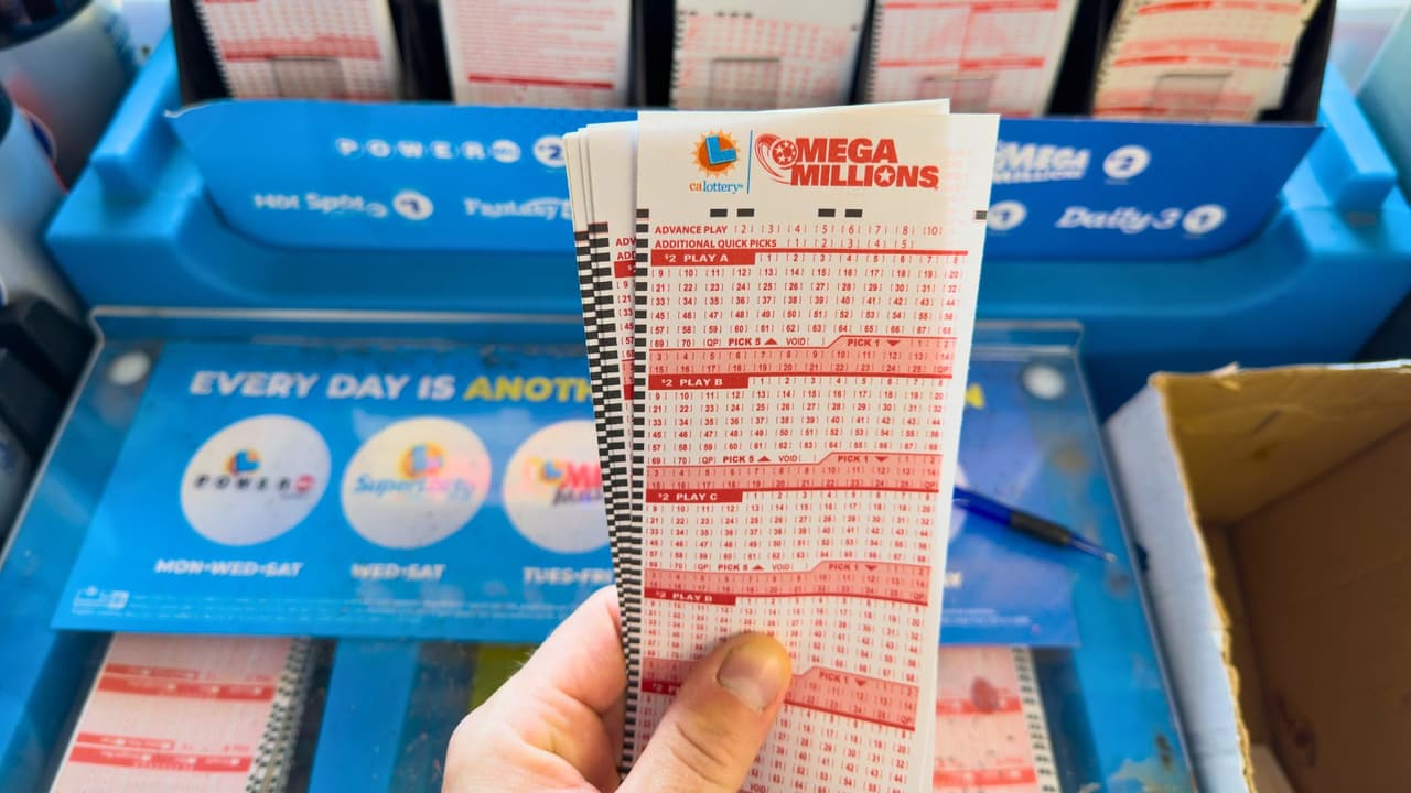 <b>El premio de 30.9 millones de dólares es apenas una fracción de <a href="https://www.univision.com/local/sacramento-kuvs/loteria-sacramento/mega-millions-premio-mayor-1-220-millones-ganador-shasta-norte-de-california" target="_blank">los 1,220 millones de dólares ganados recientemente en el sorteo de Mega Millions</a></b>. Santa Claus llegó un poco tarde, pero le trajo a una persona un afortunado regalo, gracias a un boleto único comprado en California. 
<b>Ese premio es más de 39 veces mayor que el de la serie.</b> La persona que ganó este premio podría transformarse en uno de los individuos más ricos del planeta, mucho más rápido que Seong Gi-hun en El Juego del Calamar.