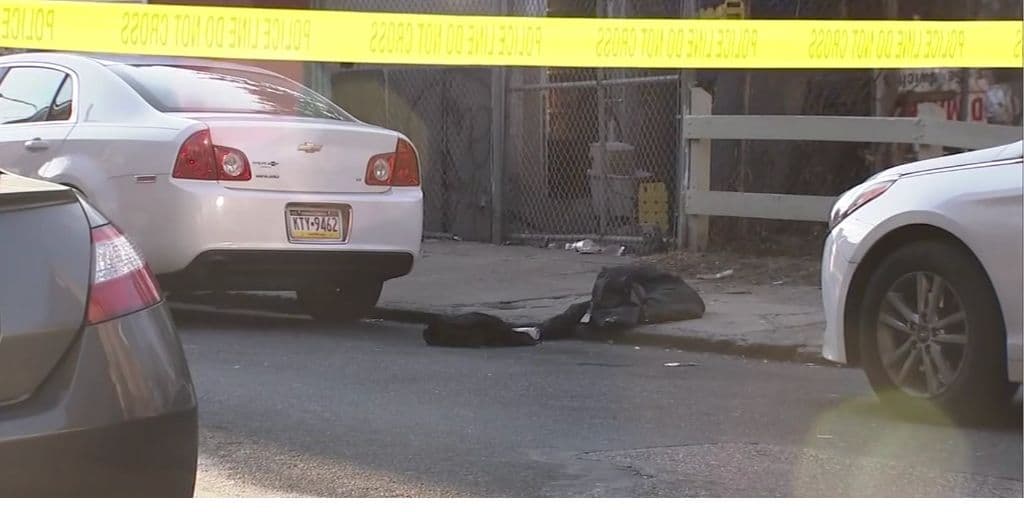 Luego, alrededor de las 2 p.m., un hombre recibió un disparo en la cuadra 4000 de North 7th Street. Fue llevado de urgencia al hospital en estado crítico, pero murió poco tiempo después.
<br> 
<br> No hubo noticias sobre sospechosos o arrestos.
<br> 
<br>