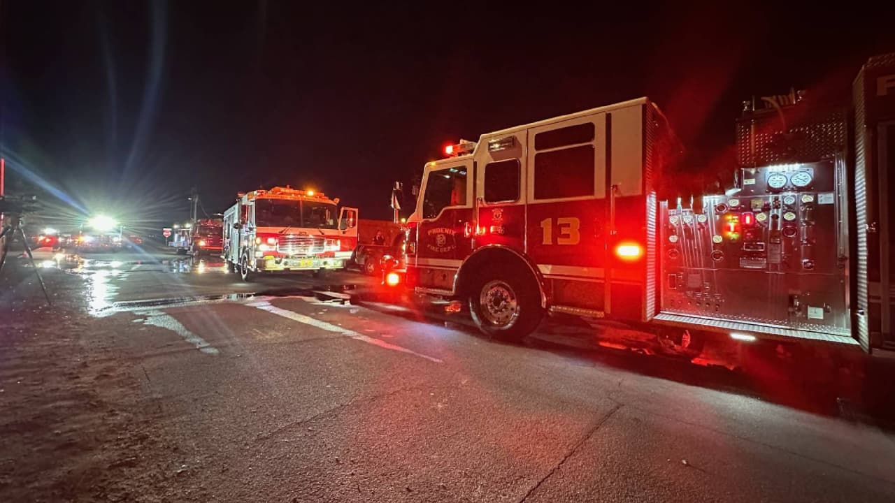 <h2 class="cms-H2-H2">Un segundo incendio</h2>
<br>Horas más tarde se registró otro incendio en otro complejo de apartamentos de dos pisos, pero ahora en el área de
<b>51st Street y McDowell</b>, hasta donde también arribaron elementos de Departamento de Bomberos.