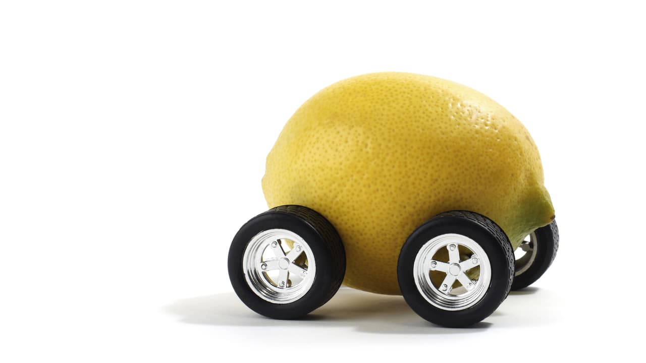 <h3 class="cms-H3-H3">¿Qué es un limón?</h3>
<br>Un limón es un carro que presenta una o varias
<b> fallas sustanciales de tipo mecánico o eléctrico que son persistentes</b>, las cuales después de varios intentos el concesionario, o taller mecánico, no consigue reparar. Esta es una circunstancia que crea una gran frustración a los compradores afectados ya que una de las promesas de la compra de un carro, especialmente cuando es nuevo, es la de disfrutar de unos años iniciales libres de problemas.
<br>
<br>No todo el mundo corre con suerte al comprar un carro nuevo. Un estimado del
<b>1% de los carros nuevos </b>vendidos en Estados Unidos resultan ser limones.