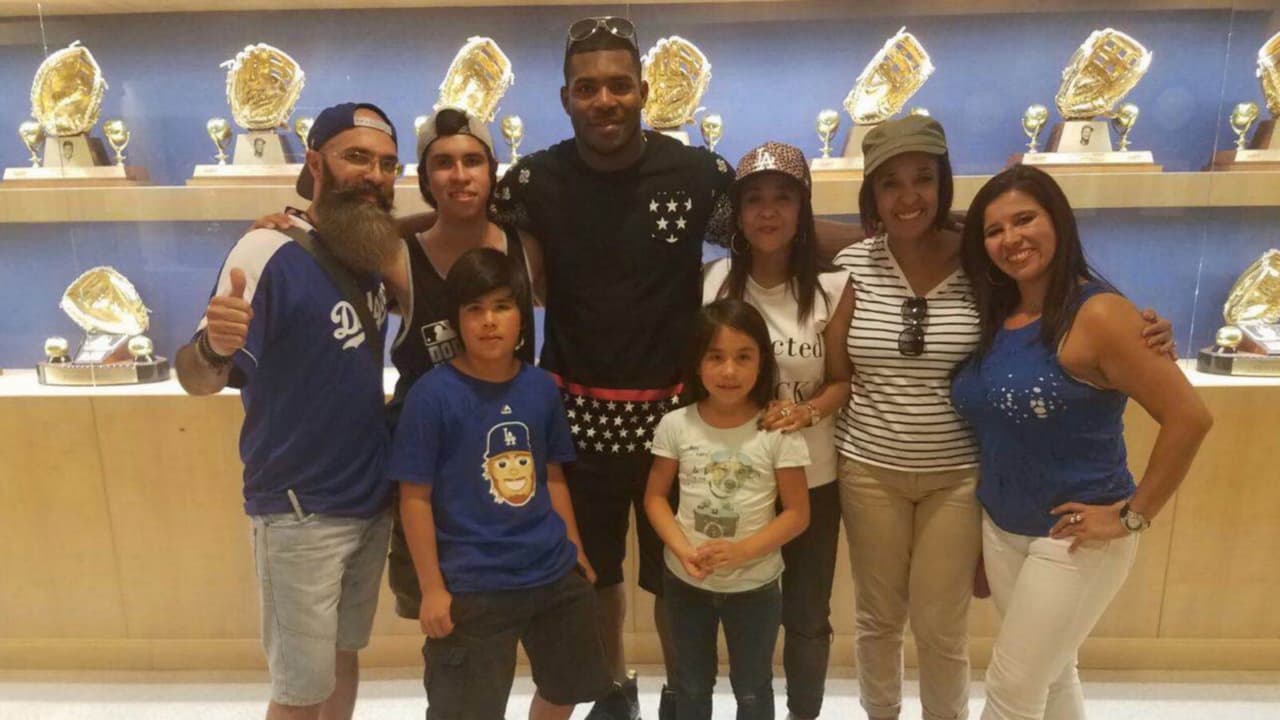 Ian Patrick y su familia con Yasiel Puig.