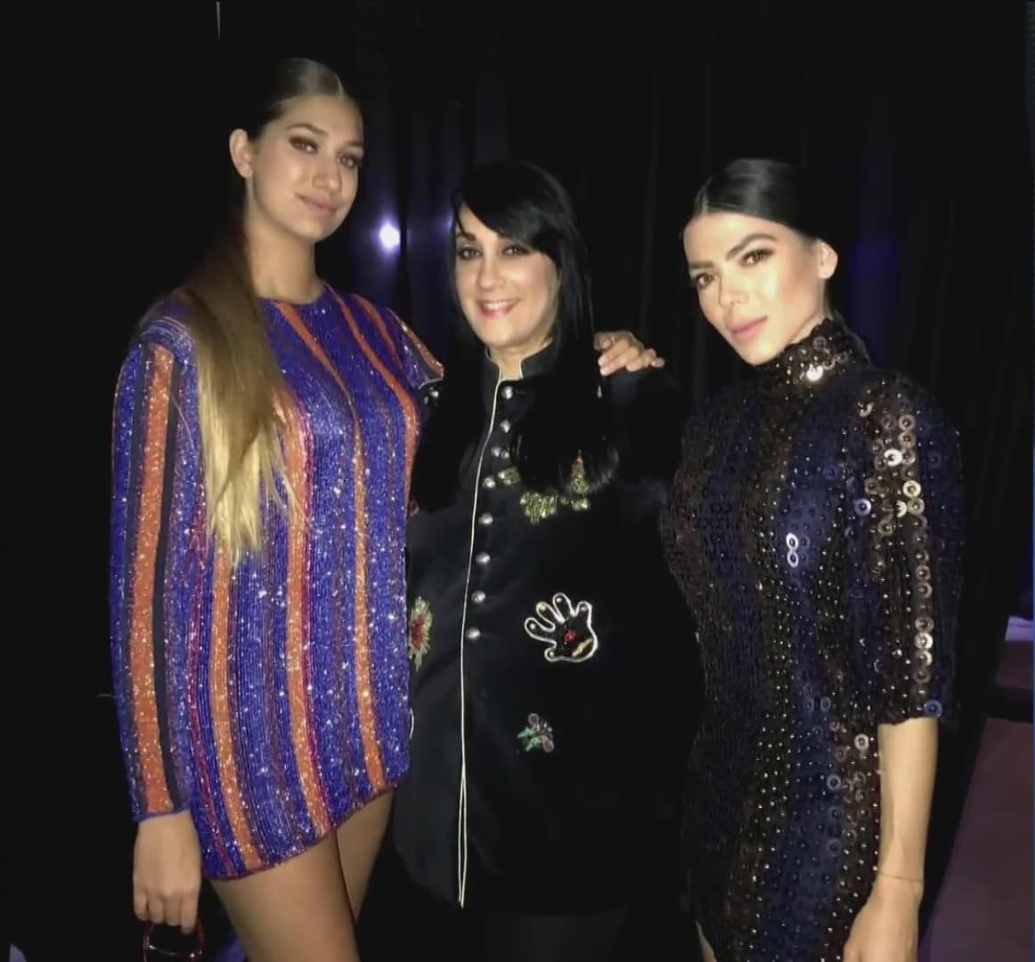 Aquí la vemos con la reconocida diseñadora dominicana.