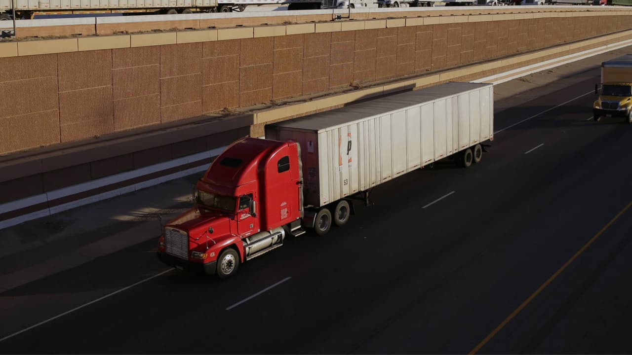 Rescatan a 14 inmigrantes en Arizona que eran transportados en la caja de un remolque 