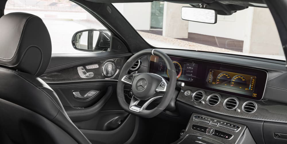 En el interior de la E63 S Wagon, Mercedes-Benz afirma que logró atenuar notoriamente los ruidos del 
<b>exterior y del motor. </b>Se distingue su instrumental, en una enorme superficie horizontal enteramente digital.