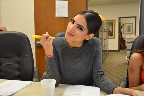 Muy aplicada Alejandra en el estudio de todos los detalles del programa, pero siempre disponible para tomarse la foto.