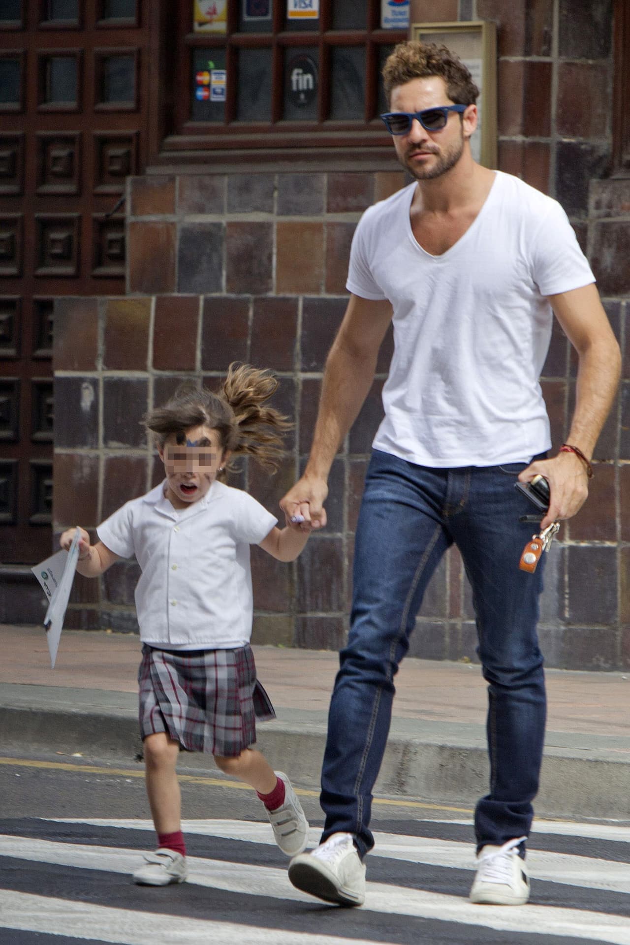 David Bisbal pasó a recoger a su hija Ella y se encontró con unos fotógrafos.