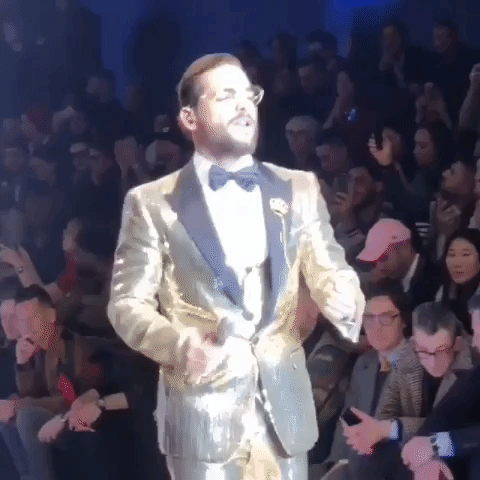 El cantante abrió su presentación de la noche con su más reciente éxito 'Corazón'.