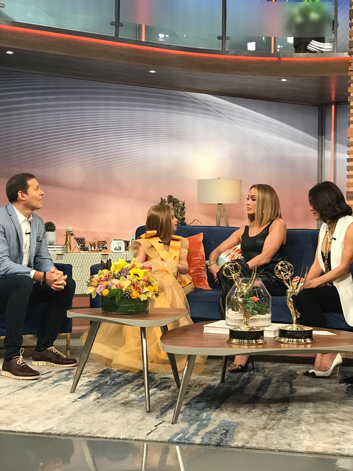 Como dos gotas de agua. Hasta el mismo tono de cabello tenían. En el evento de Canadá donde se proyecto su más reciente película, 'Hustlers', también estrenó corte de cabello, de la melena extra larga paso a un 'bob' hasta la mandíbula. 
<br>