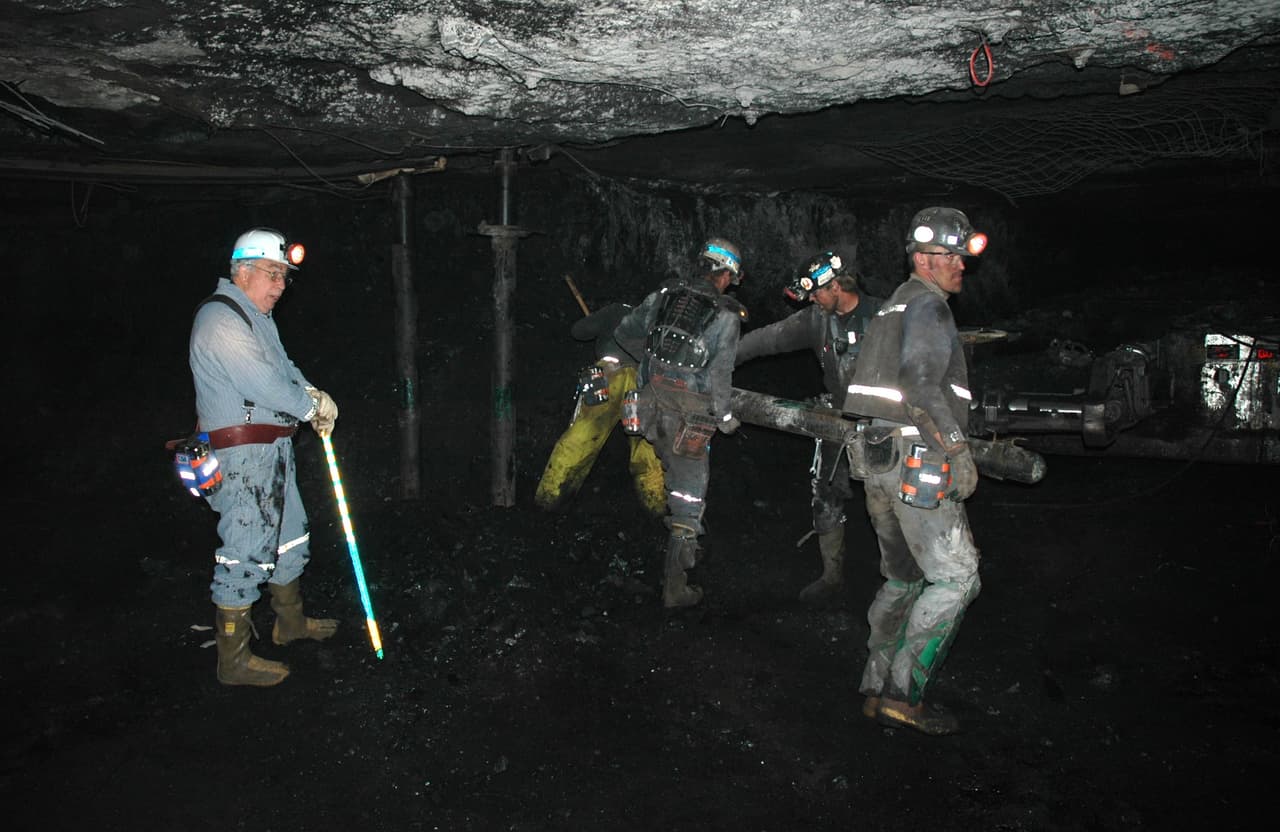 <b>Puesto 23. Minería subterránea de carbón bituminoso.</b>
<b>Entre 2009 y 2018: 36.5% menos empleos. </b>La producción de carbón está disminuyendo en EEUU. Entre 2009 y 2018 la producción minera subterránea de carbón cayó de 439.6 millones de toneladas a 347.7 millones, y durante el mismo período el empleo cayó de 42,341 a 26,874 trabajadores.