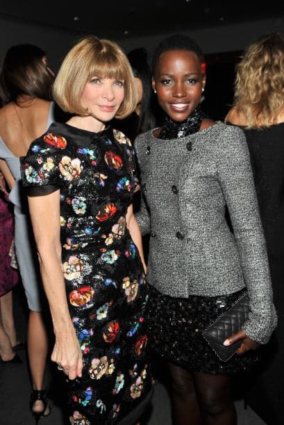 Lupita posando con la editora de Vogue, Anna Wintour. ¿Tendrá una portada pronto? Mira aquí lo último en chismes.