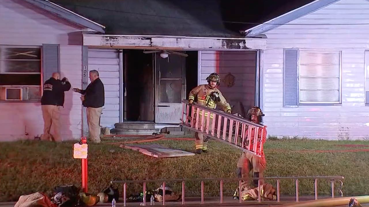 Bomberos de Deer Park 
<a href="https://www.facebook.com/deerparkfiredepartment" target="_blank">reportaron el incendio</a> pasada la media noche del lunes en una casa ubicada entre las calles Center y E. 2nd.