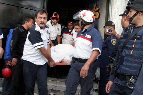 La policía hizo un operativo para atender una denuncia sobre venta de drogas y bebdias alcohólicas a menores, lo cual provocó una estampida de jóvenes que intentaron salir pero la polícia tenía bloqueda la puerta, dejando como saldo 12 personas muertas y más de 20 heridas.