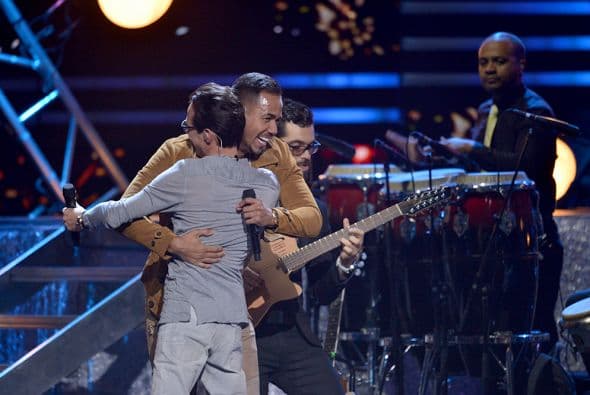 Al terminar de cantar se dieron un gran abrazo.