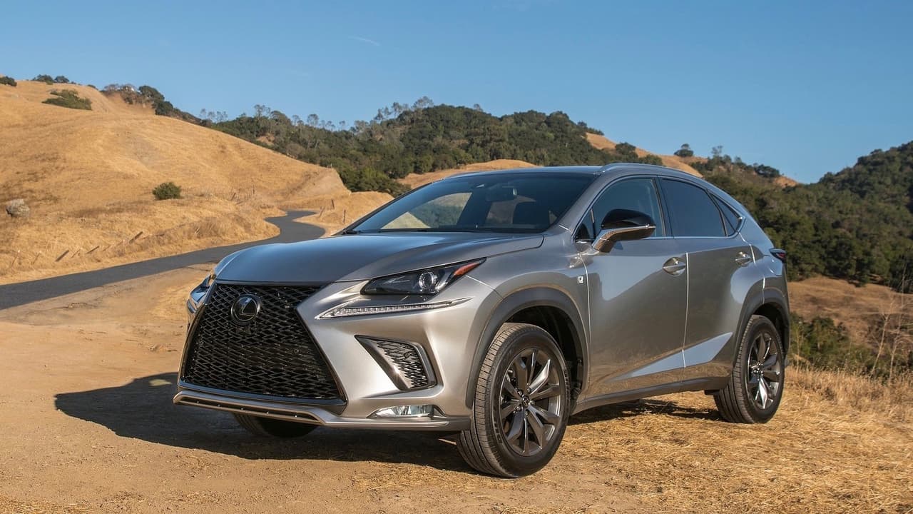 <h3 class="cms-H3-H3">2. Lexus NX</h3>
<br>La Lexus NX comparte su arquitectura básica con la popularísima Toyota RAV4, pero ofrece un nivel de lujo con el que la Toyota solo puede soñar. Su manejo es ágil, su marcha algo rígida, y su versión híbrida ofrece un rendimiento combinado de 29 millas por galón.