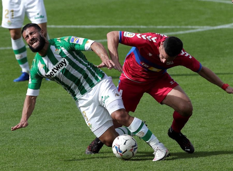 Real Betis se queda con la victoria ante el Elche. Antonio Sanabria abrió el marcador al minuto siete, seguido de su compañero Cristian Tello, quien hace doblete para poner 3-0 a su equipo. Es hasta el minuto 60 que José Antonio Ferrández pone el único tanto para el Elche en la octava jornada de LaLiga.