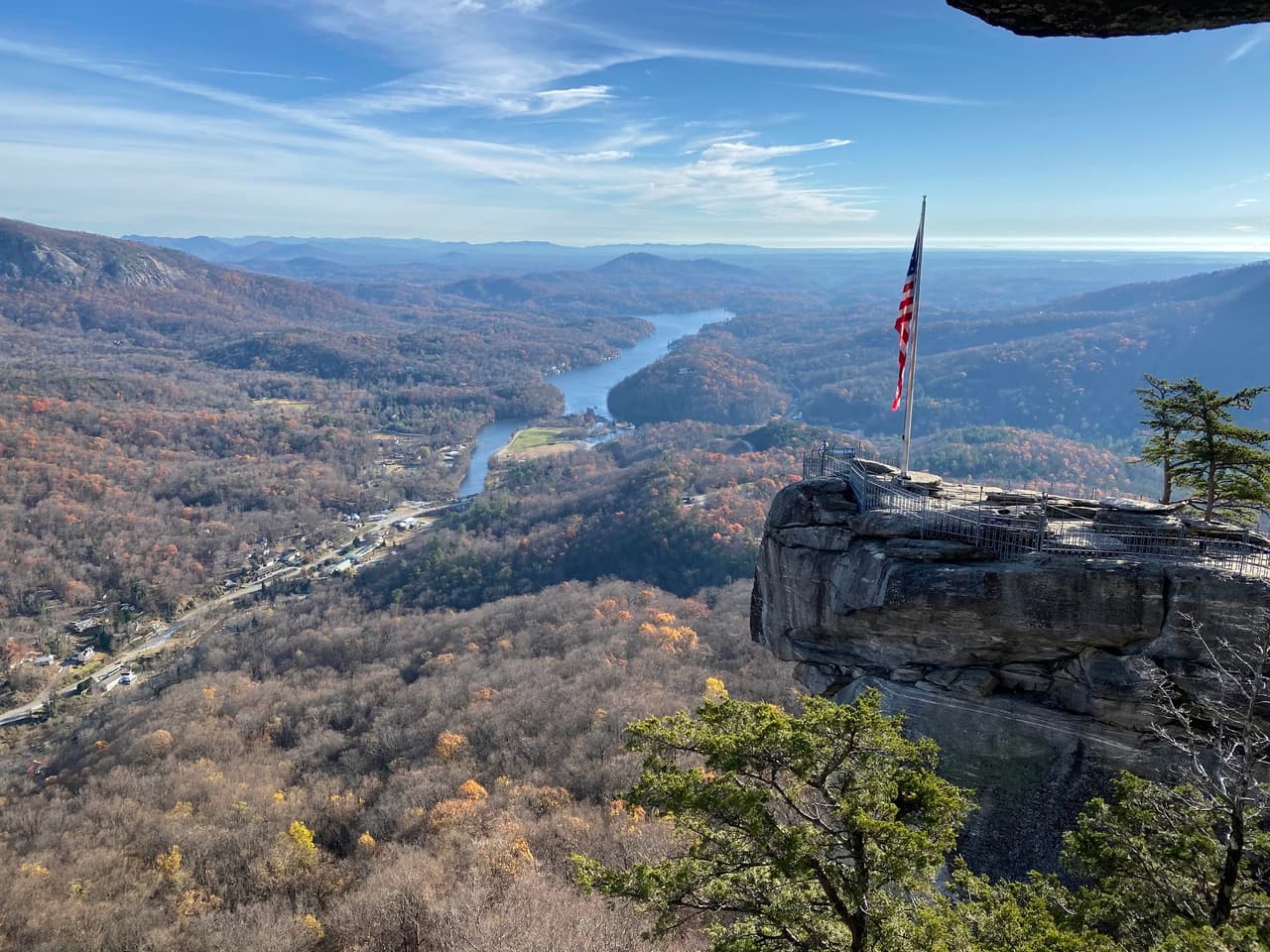 Ubicado a unas 
<b><a href="https://goo.gl/maps/Qj65EN7Yr4eEjwP29">247 millas en auto al oeste de Raleigh</a></b>, el parque estatal Chimney Rock recibe a sus visitantes con una de las mejores vistas panorámicas del estado.