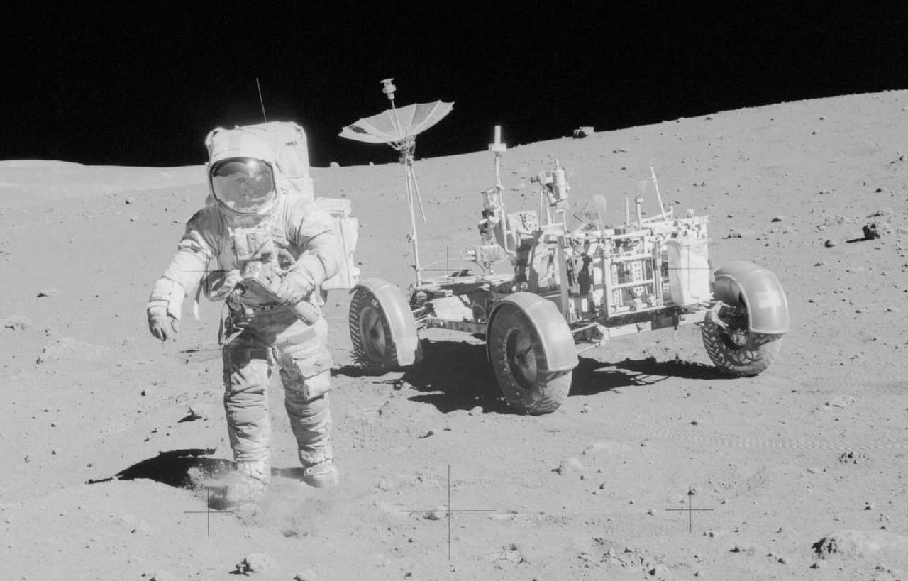 El vehículo lunar móvil es un vehículo rodante alimentado por baterías que se utilizó en la Luna en las tres últimas misiones del programa estadounidense Apolo (15, 16 y 17) durante 1971 y 1972.