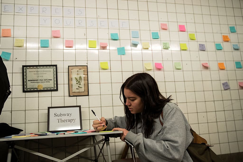 Alma Berti deja un mensaje este jueves en un 'post-it' en la estación de subway de la Sexta Avenida en Manhattan.