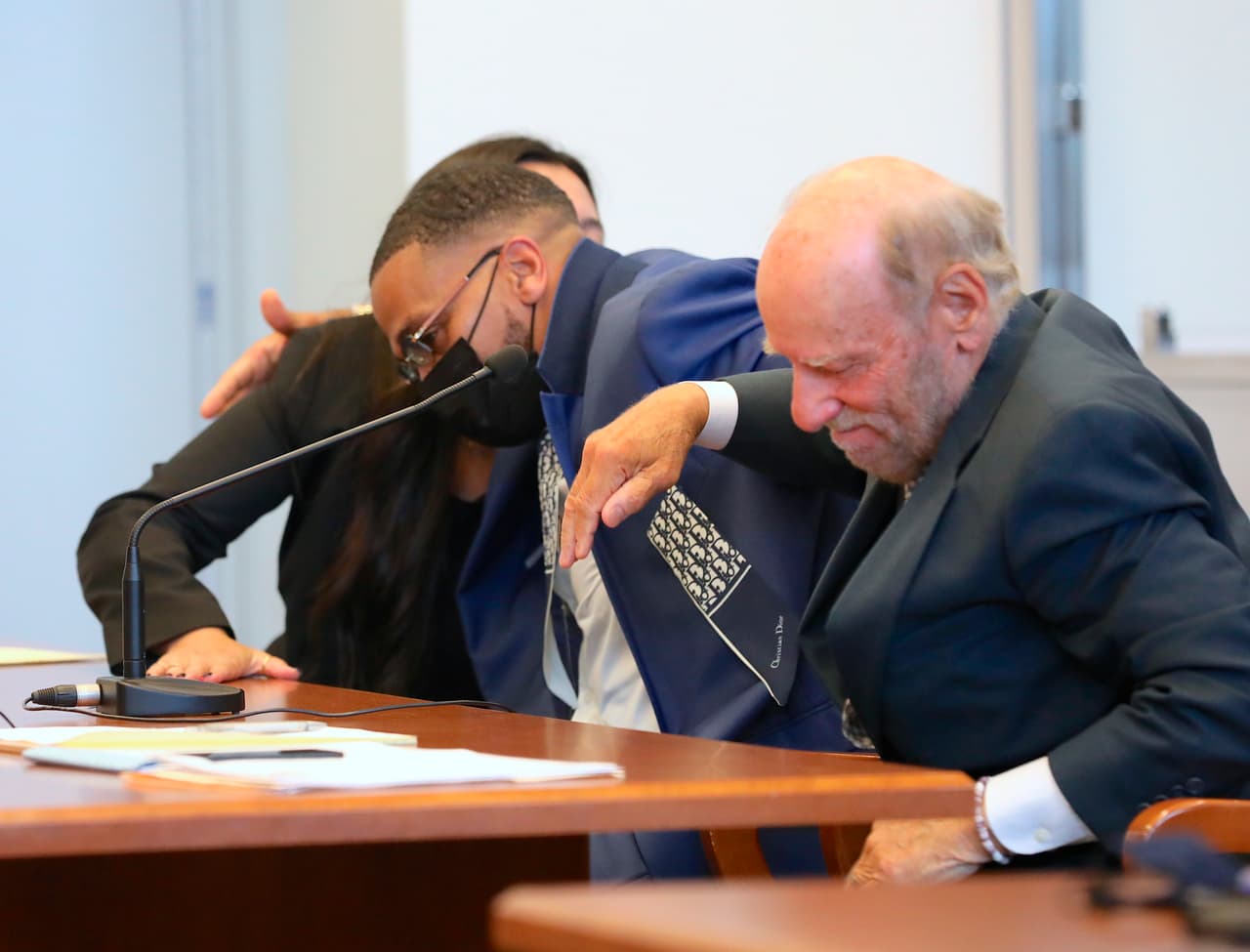 Grant Williams (en el centro) celebra con sus abogados.