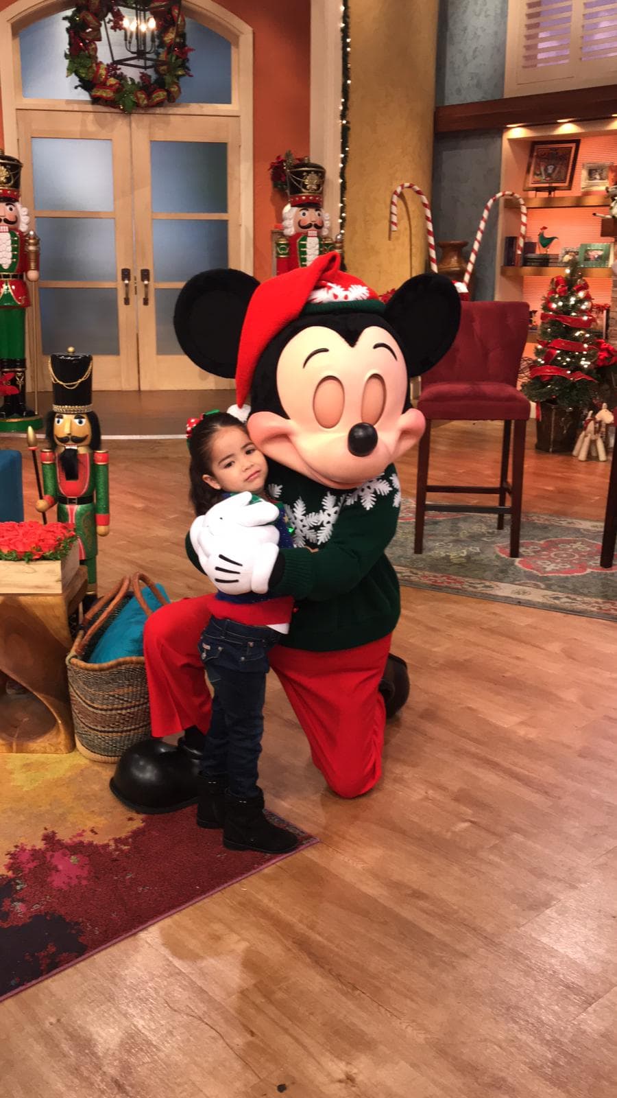 Poco a poco nuestra Giulietta tomó confianza y abrazó a Mickey Mouse.