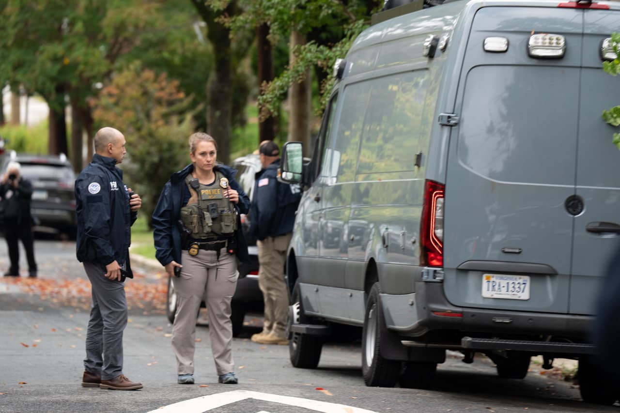 La semana pasada el 
<b>presidente Trump se refirió despectivamente a Omar</b> en un mitin en Tennessee, diciendo que 
<b>provenía de un país de "crimen y miseria". </b>Sugirió que el vicepresidente JD Vance "y nuestra gente" la estaban investigando.