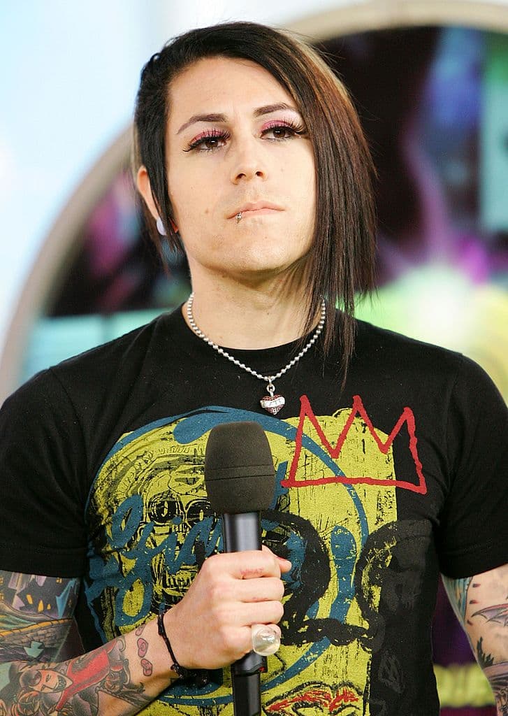 Él, como muchos músicos famosos se alaciaba el cabello, usaba playeras color negro y tenía una perforación en el labio, la cual se volvió muy popular en los 2000.