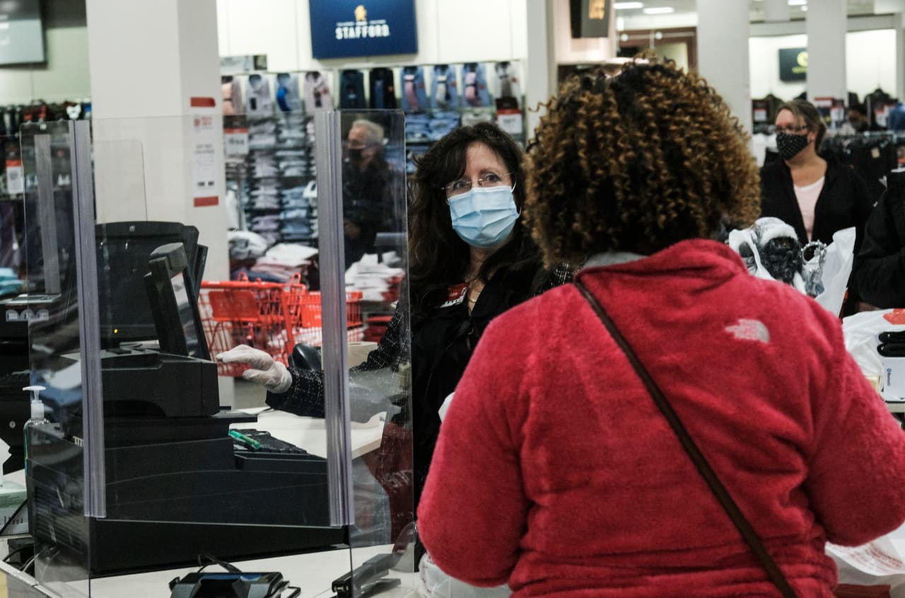 <b>Evite el uso de dinero en efectivo: </b>llevar dinero en efectivo es atractivo para los ladrones porque no hay forma de rastrear su uso. Si paga en efectivo, sáquelo de su billetera sólo cuando el cajero solicite el pago. Esto evita que muestre su dinero en efectivo a desconocidos.