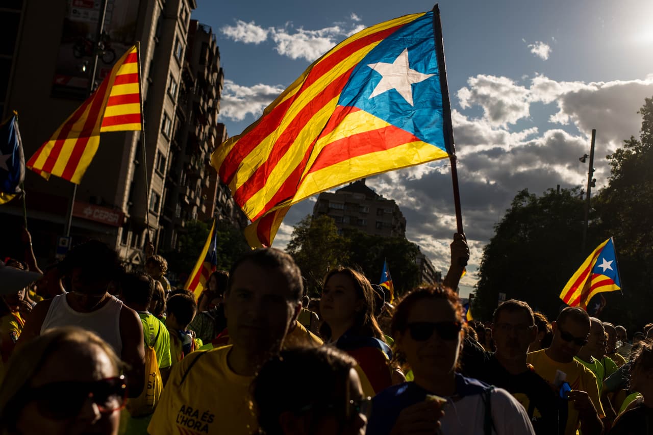 <b>Declaración de independencia en Cataluña. </b>El gobierno español puso en marcha el artículo 155 de la Constitución para asumir funciones del autogobierno de esta región luego de que los independentistas aprobaron, en ausencia de la oposición, comenzar el proceso constituyente hacia una república catalana. Con el presidente Carles Puigdemont en el exilio y al vicepresidente Oriol Junqueras en la cárcel, las elecciones para nuevas autoridades de esa región dieron otra vez la 
<b><a href="https://www.univision.com/noticias/mundo/los-independentistas-mantienen-la-mayoria-en-cataluna-en-unas-elecciones-muy-renidas">mayoría absoluta a favor de las fuerzas independentistas en Cataluña</a>. </b>En la fotografía, manifestantes separatistas en una de las manifestaciones en Barcelona. 11 de noviembre de 2017.