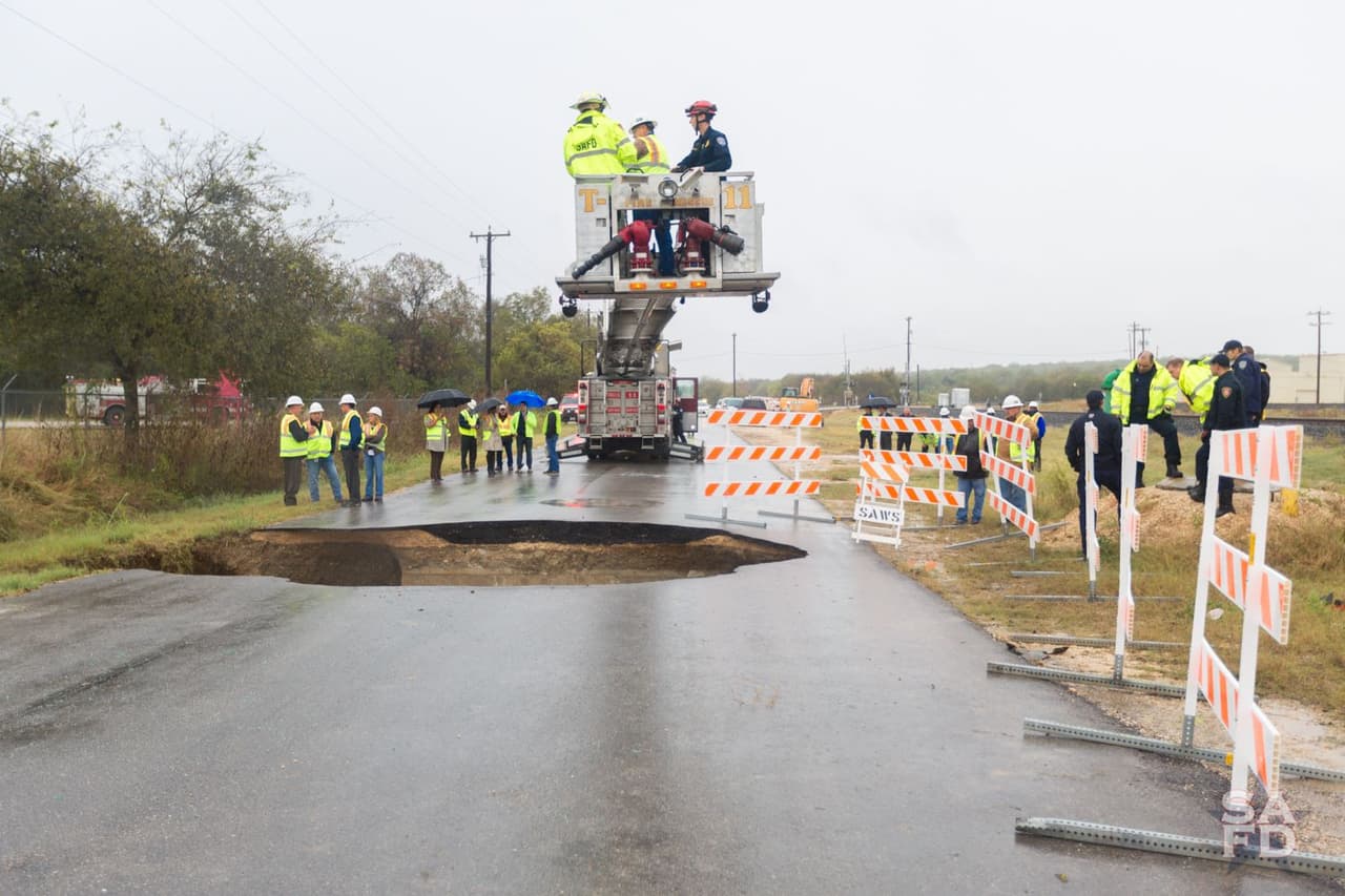 Para la extracción de los vehículos fue necesario el uso de una grúa. 
<br>