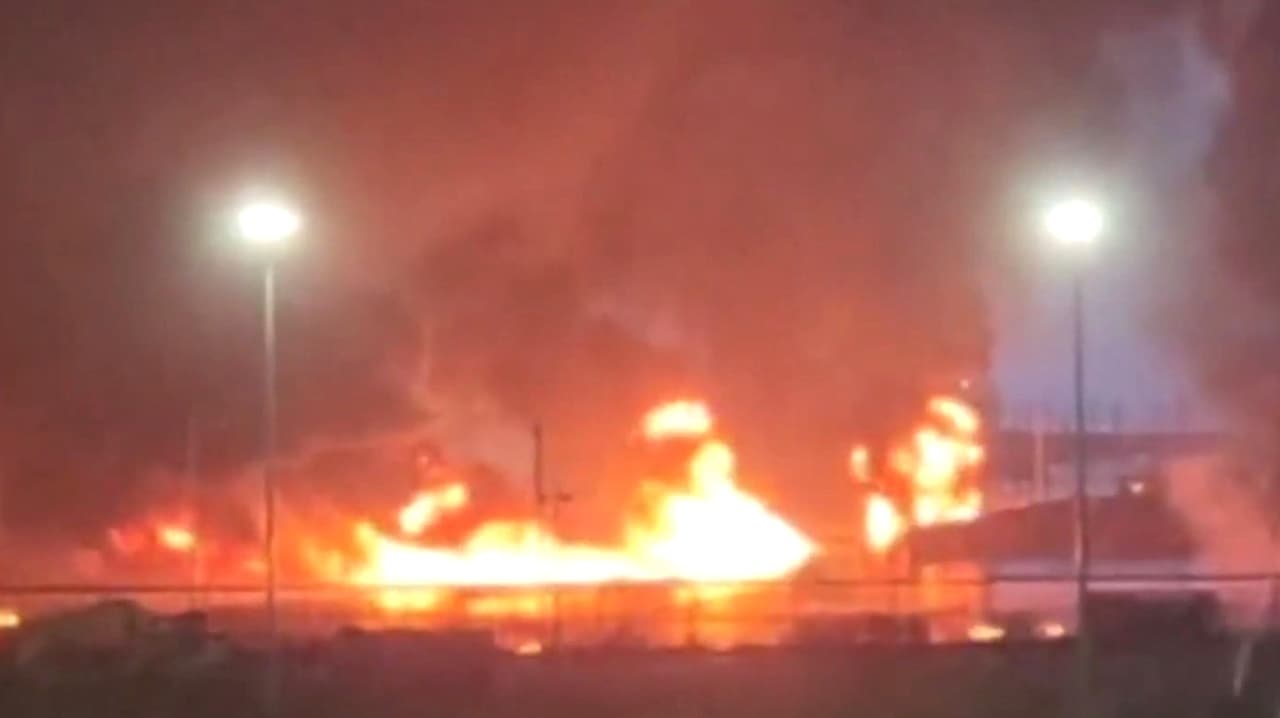 ¿Qué pasó en México hoy? Todos los detalles del fuerte incendio en una refinería, que dejó cinco muertos
