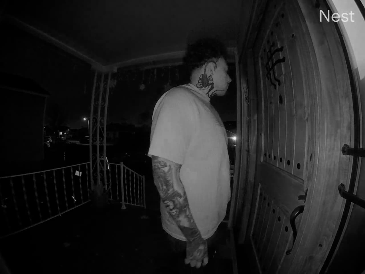 El sujeto, quien pidió no ser identificado, dijo a las autoridades que pensó estaba visitando a un amigo y por ello toco la puerta, intentó abrirla e incluso se quedó en los alrededores esperando.